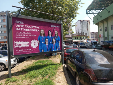 plakat promujący szpital Cakirtepe w Unye. Kliknij, aby powiększyć zdjęcie.